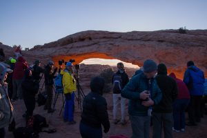 Besucher vor dem Mesa Arch